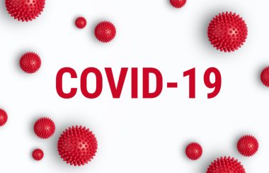 Fond blanc, points rouges de plusieurs grosseurs avec le mot COVID-19 inscrit aussi en rouge.
