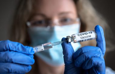 Vaccin COVID-19 dans les mains des chercheurs, une femme médecin tient la seringue et la bouteille avec le vaccin pour le traitement du coronavirus. Concept de traitement du coronavirus, injection, injection et essai clinique pendant la pandémie.