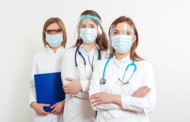 Le personnel médical porte un bouclier facial et un masque médical pour protéger le coronavirus. Médecine, vaccination et soins de santé. Personnel hospitalier pendant la quarantaine.