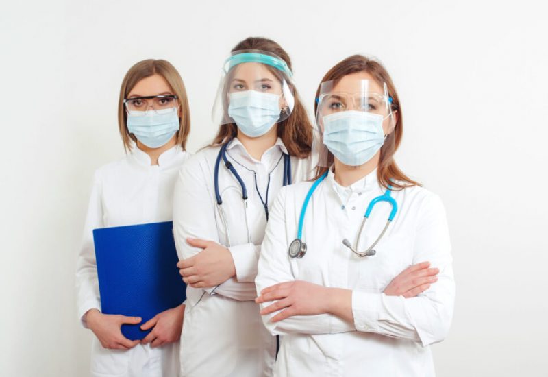 Le personnel médical porte un bouclier facial et un masque médical pour protéger le coronavirus. Médecine, vaccination et soins de santé. Personnel hospitalier pendant la quarantaine.