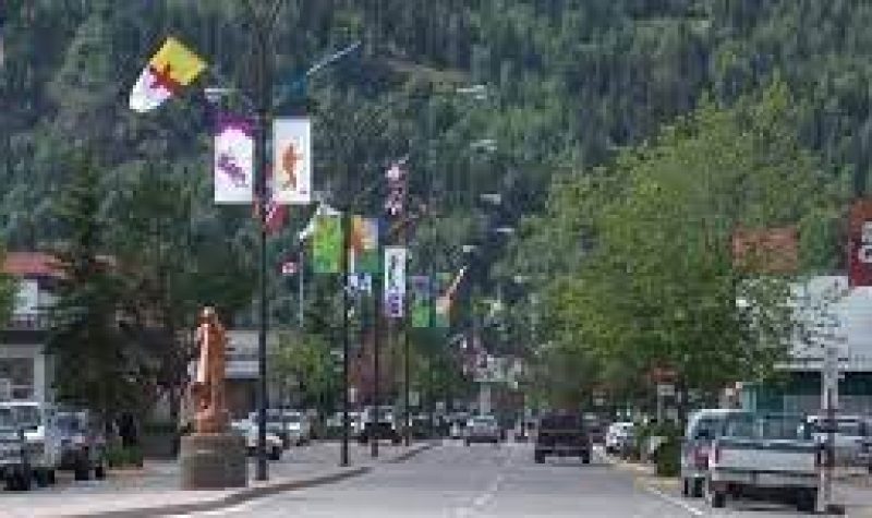 the downtown of Smithers BC is a tree-lined street with potted plants and flags along the entire 5 blocks.