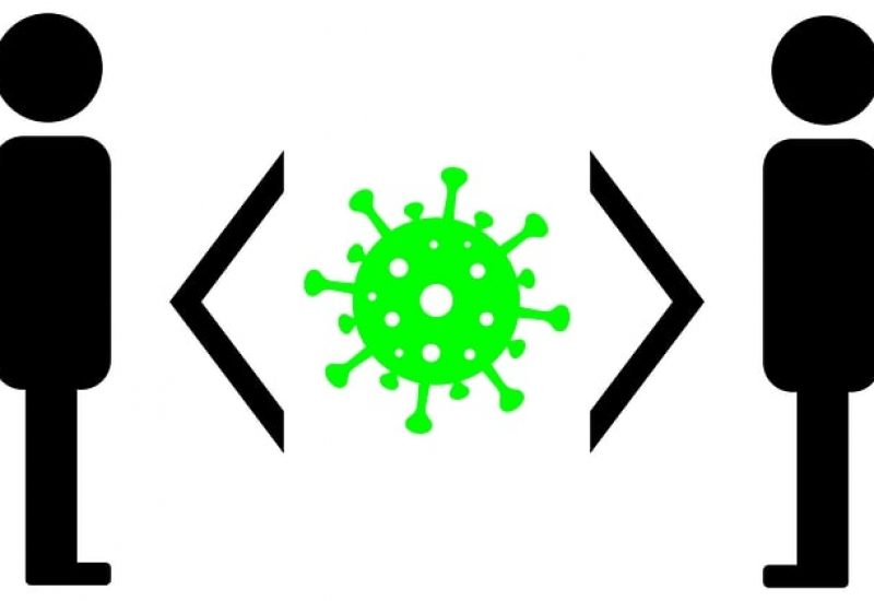 Une infographie montrant deux silhouettes aux extrémités de l'image et au centre une représentation du coronavirus.