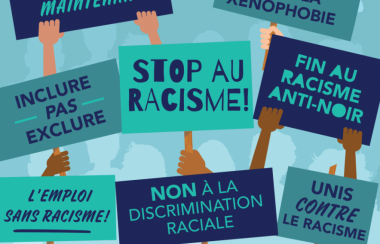 Illustration sur laquelle nous voyons des mains de toutes les couleurs de peau tenir des pancartes sur lesquels est écrit «Stop au racisme, fin au racisme anti-noir, non à la discrimination raciale, emploi sans racisme, inclure pas exclure, la réconciliation maintenant»