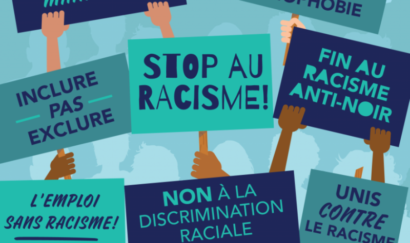 Illustration sur laquelle nous voyons des mains de toutes les couleurs de peau tenir des pancartes sur lesquels est écrit «Stop au racisme, fin au racisme anti-noir, non à la discrimination raciale, emploi sans racisme, inclure pas exclure, la réconciliation maintenant»
