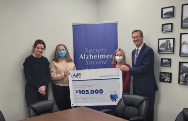 Les membres de la Société d’Alzheimer du Nouveau-Brunswick recoivent le cheque de 105 000$ dans leurs locaux