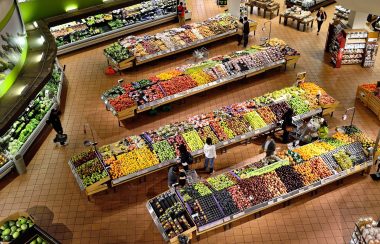 Département des fruits et légumes dans une épicerie.