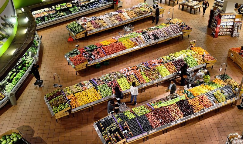 Département des fruits et légumes dans une épicerie.