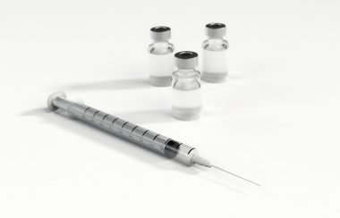 Seringue pour administrer le vaccin sur fond blanc.
