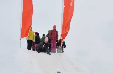 Des enfants glissent dans la neige