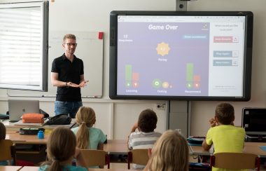 Un professeur au tableau devant sa classe