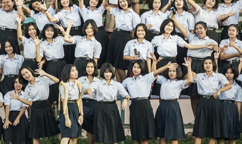 Des jeunes filles asiatiques en uniformes