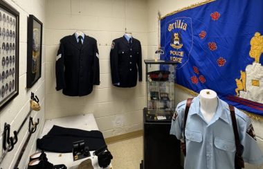On peut voir une cellule de prison remplie d'artéfacts en lien avec l'ancien service de police d'Orillia. On peut par exemple voir un mosaïque de photos des agents de l'époque, des uniformes, des médailles, ainsi que le drapeau drapeau officiel du poste de police.