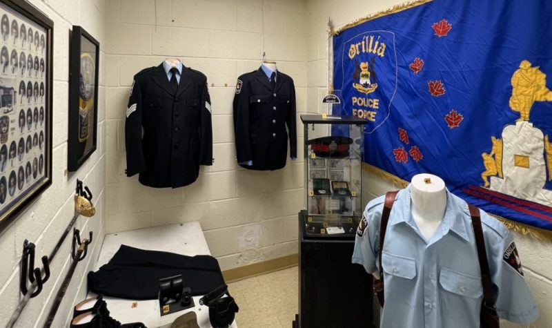 On peut voir une cellule de prison remplie d'artéfacts en lien avec l'ancien service de police d'Orillia. On peut par exemple voir un mosaïque de photos des agents de l'époque, des uniformes, des médailles, ainsi que le drapeau drapeau officiel du poste de police.