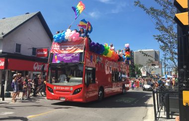 Un bus rouge avec des ballons dessus