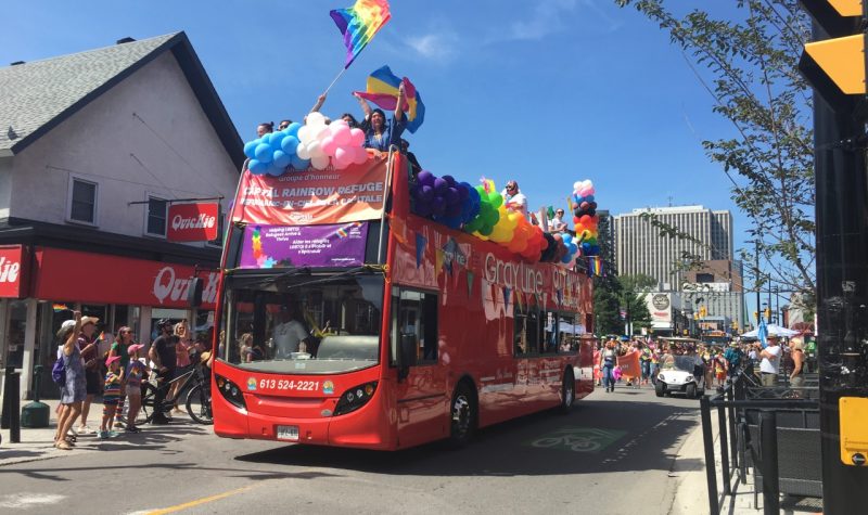 Un bus rouge avec des ballons dessus