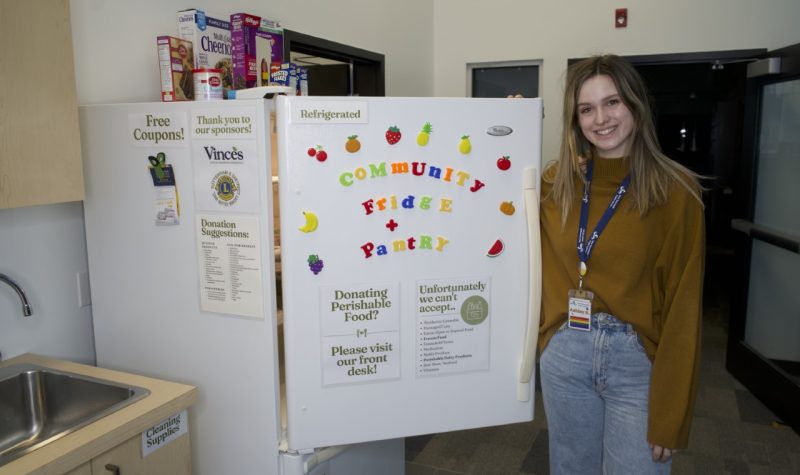 Ashley Boyle de la bibliothèque Kirkpatrick de Tottenham en Ontario devant le réfrigérateur du Garde-manger communautaire
