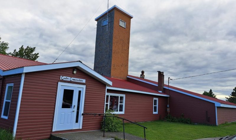 Centre communautaire de Saint-Jean-Baptiste-de-Restigouche. Le bâtiment est rouge est les portes sont blanches
