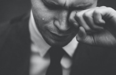 Homme qui pleure en noir et blanc