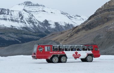 La montagne du glacier d'Athabasca avec l'autobus des visiteurs sur le glacier