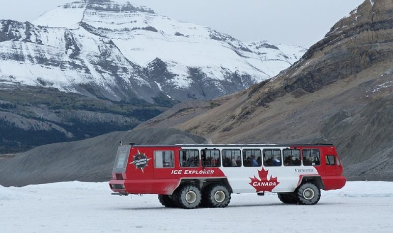 La montagne du glacier d'Athabasca avec l'autobus des visiteurs sur le glacier