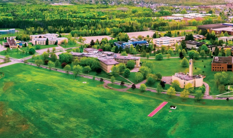 Vue aerienne du campus de Moncton de l'Université de Moncton
