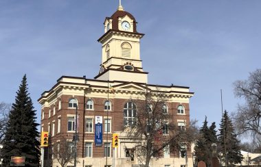 L'ancien hôtel de ville de Saint-Boniface en hiver devant un ciel bleu.