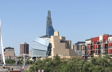 Le musée devant l'horizon du centre ville de Winnipeg.