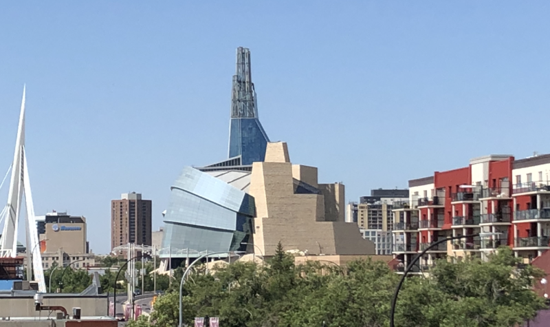 Le musée devant l'horizon du centre ville de Winnipeg.