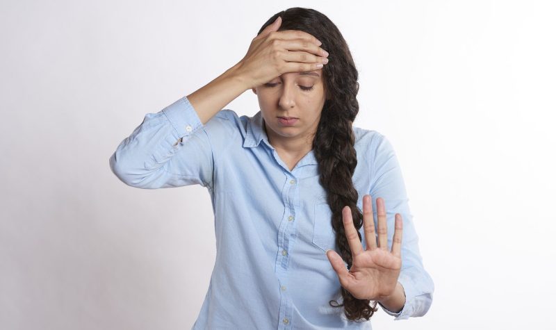 femme blanche qui se tient la tête