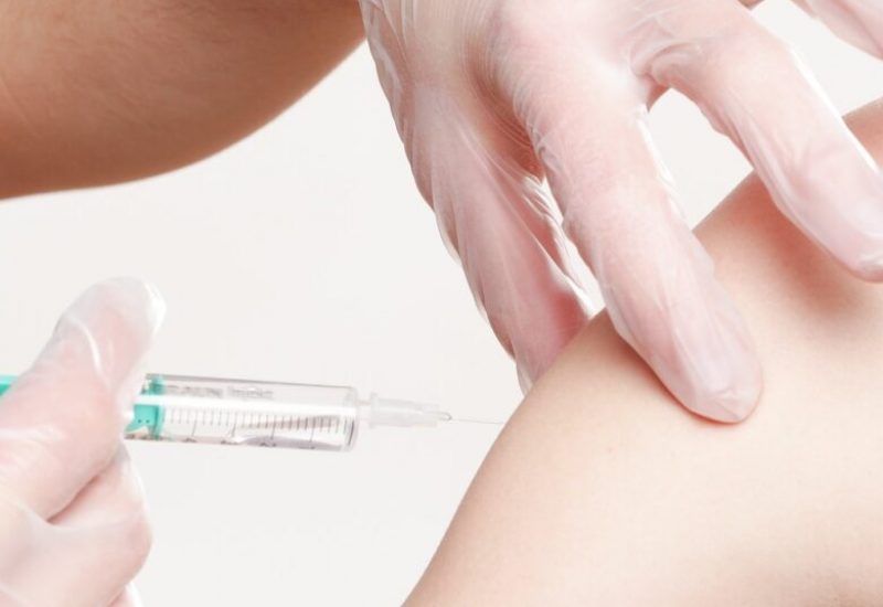Bras qui reçoit un vaccin
