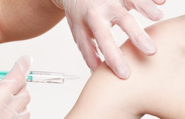 Un bras droit qui reçoit un vaccin