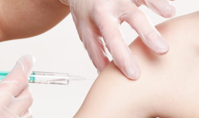 Un bras droit qui reçoit un vaccin