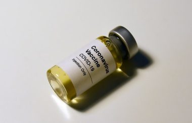 Un flacon contenant le vaccin de la COVID-19