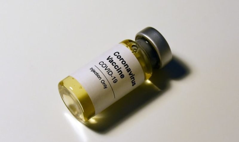Un flacon contenant le vaccin de la COVID-19