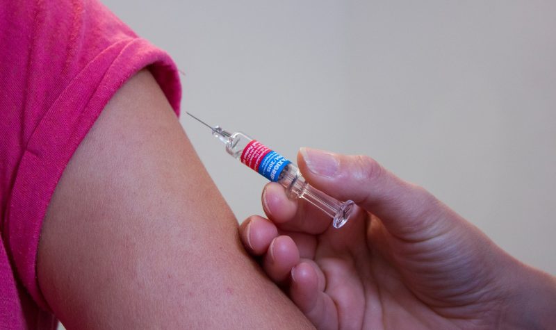 Une vaccination dans un bras.