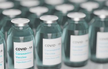 Des flacons avec une étiquette ou l'on peut lire : « COVID-19 - Coronavirus Vaccine ».