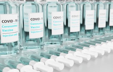 Plusieurs fioles de vaccins COVID-19
