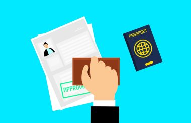 Passeport qui reçoit une étampe de visa.