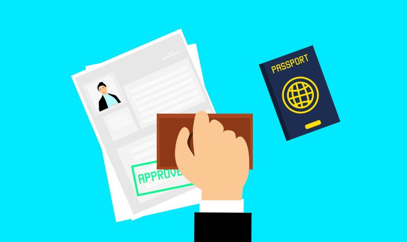 Passeport qui reçoit une étampe de visa.