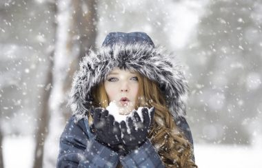 Jeune femme dans une forêt sous la neige