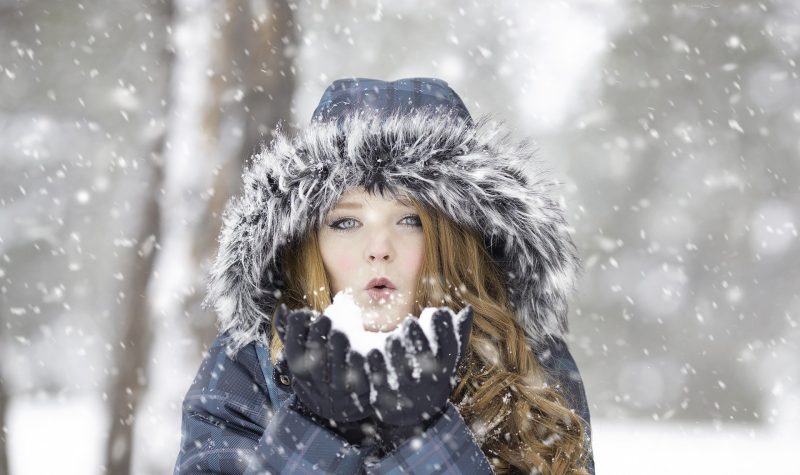 Jeune femme dans une forêt sous la neige