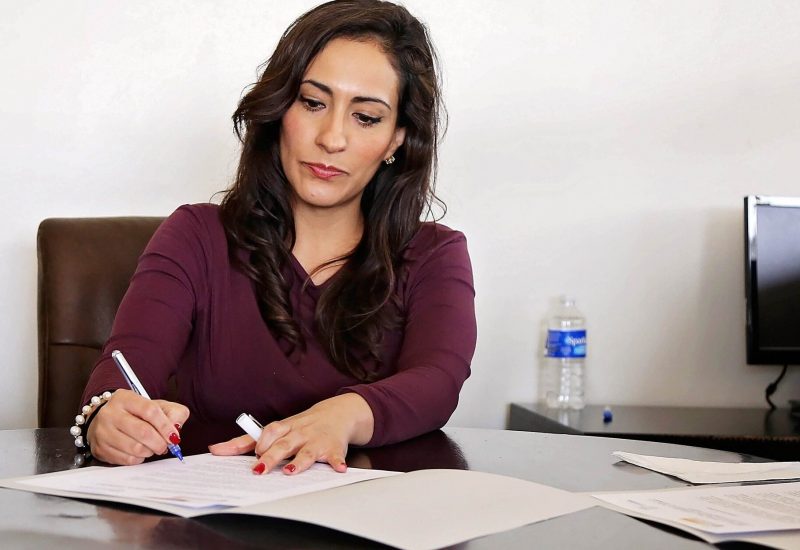 femme assise dans un bureau