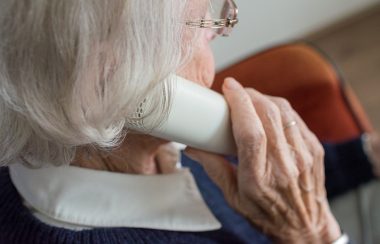 Une personne âgée au téléphone