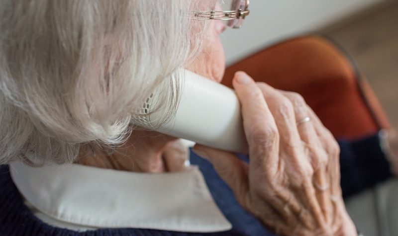 Une personne âgée au téléphone