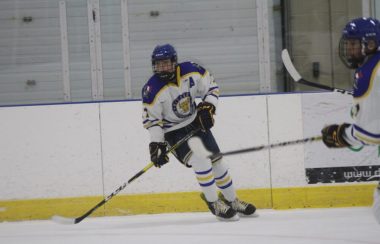 Le numéro 17 de l'équipe de hockey des matadors effectue un virage sur la patinoire