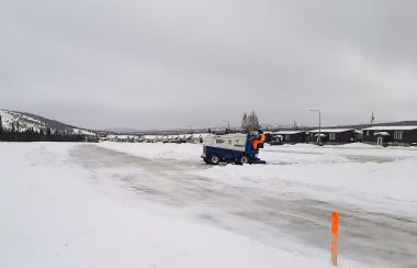 Zamboni tracant l'anneau de glace à l'extérieur