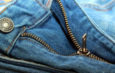 Un vue prêt d'un pantalon de jean sur le bouton et le zipper.
