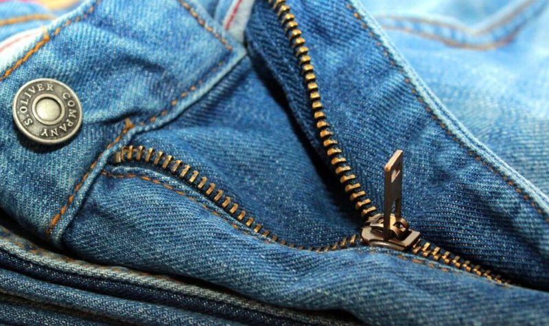 Un vue prêt d'un pantalon de jean sur le bouton et le zipper.