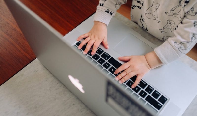 Enfant appuyant sur les touches d'un clavier de MacBook pro