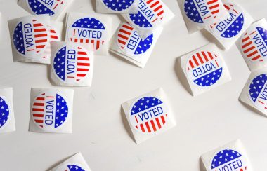 Des colants aux couleurs du drapeau américan sur lesquels il est écrit : « I voted »